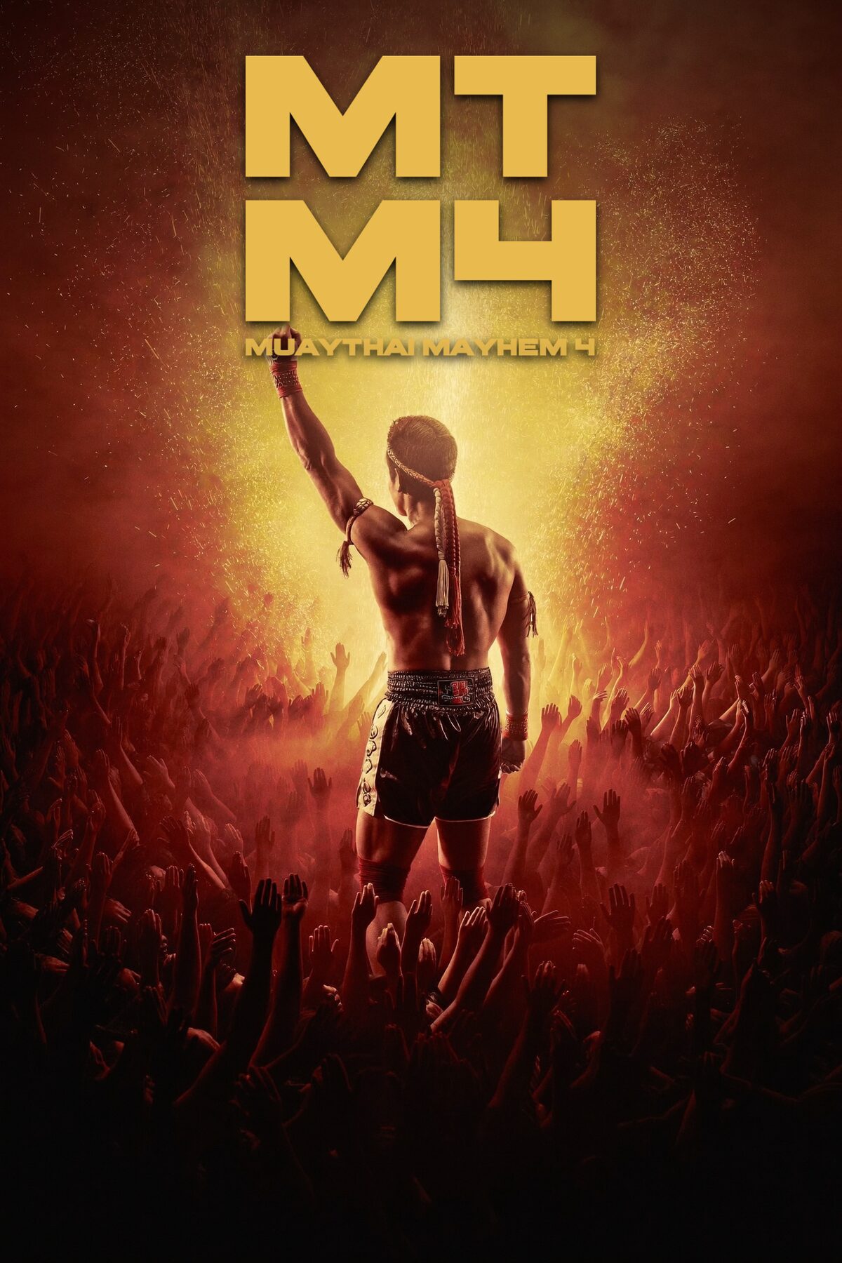 MTM4-Poster: Muay-Thai-Kämpfer von hinten mit erhobener Faust, explosives Bühnenlicht und jubelndes Publikum